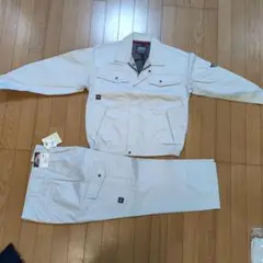 ベージュ ジャケットとパンツのセット
