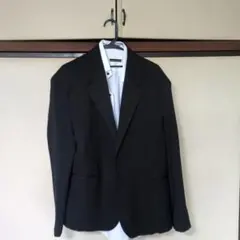 黒のテーラードジャケット