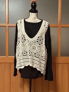 レース編みアイボリーのニットベスト＆黒のセーター