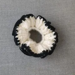 フリル付き黒白毛糸シュシュ