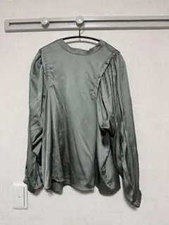 オリーブグリーン サテン風長袖ブラウス