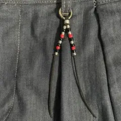 キーホルダー カラビナ ブラック 黒 赤 レッド ガラスビーズ アメカジ