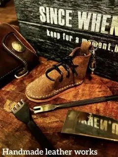 本革製　手縫いレザーブーツ型キーホルダー