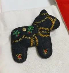 刺繍 黒い馬 ブローチ ハンドメイド風