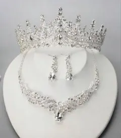 ティアラ、ネックレス、ピアスのセット