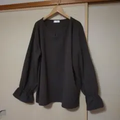 大きめレディースダークグレー フリル袖 長袖トップス