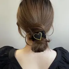 ハート型装飾の黒いヘアゴム