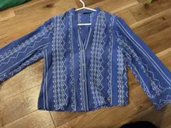 刺繍入り青長袖シャツ