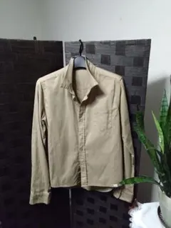 ベージュシャツ