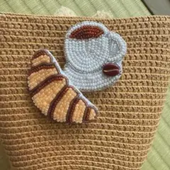 ビーズ刺繍ブローチ クロワッサン とコーヒーカップ　ハンドメイドブローチ　2点