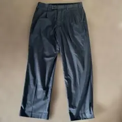 ユニクロ ダークグレー プリーツ入り チノパン