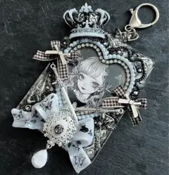 トレカキーホルダー　デコ　メタルシリーズ×ホワイト　ハート　リボン　地雷