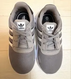 adidas キッズシューズ　グレー　スニーカー　靴