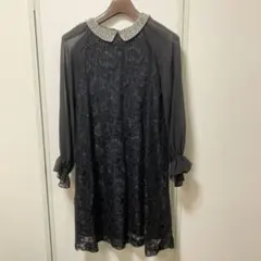 パール襟付き黒の長袖ワンピース