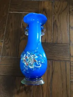青いガラス花瓶 花の装飾付き