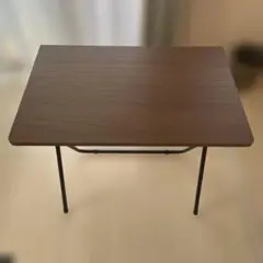 ブラウンの折りたたみテーブル
