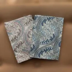 ペイズリー模様の綿生地（青と紫） リバティタナローン