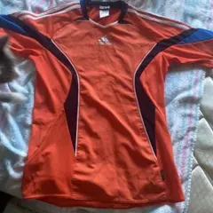 adidas オレンジ半袖シャツ