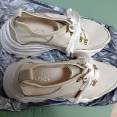 RANDA アイボリー レースアップスニーカー