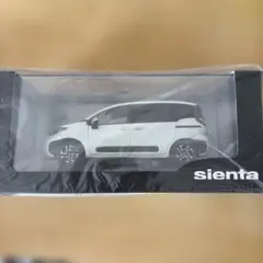 トヨタ　シエンタ　ホワイトパール　ミニカー　1/30スケールのサムネイル