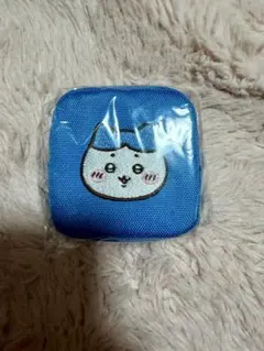 ちいかわ カラビナ付き刺繍スクエアミニポーチ ハチワレ