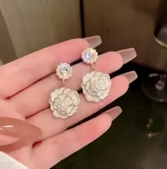 ♥️人気商品♥️おしゃれ　レディース　パール　ピアス　ホワイト　量産型　韓国　花