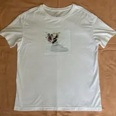 ナイキ THE NIKE TEE サイズM スニーカーと花のプリント Tシャツ
