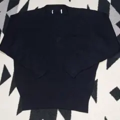 ネイビーの長袖セーター