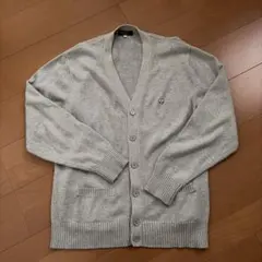グレー Vネックカーディガン エンブレム付き