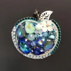 青いりんご　ビーズ刺繍ブローチ　ハンドメイド