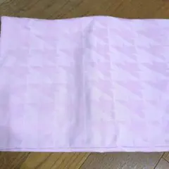 ライトピンクの矢絣風の模様生地