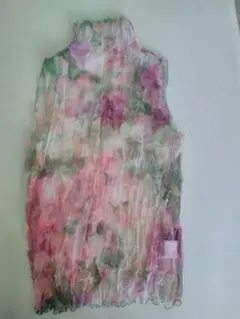 花柄ノースリーブタートルネックシャツ