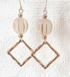 アンティークビーズとゴールドスクエアの春ピアス