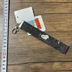 スヌーピー　ロゴテープキーホルダー（黒色）