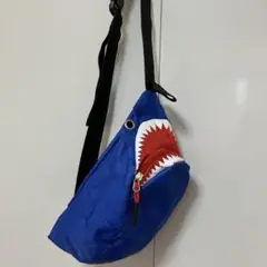 サメ口デザイン ボディバッグ 青