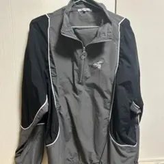 グレーと黒のナイロンジャケット ハーフジップ