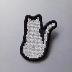 【SALE】刺繍ブローチ　クロスステッチ　ねこ　シルエット　ラメ糸　ホワイト