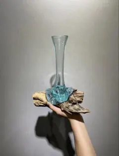 流木と青いガラスの花瓶