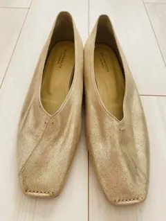 BEAUTY&YOUTH Vカットステッチ フラットシューズ　ゴールド