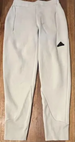 adidas ZNE ライトグレー ジョガーパンツ