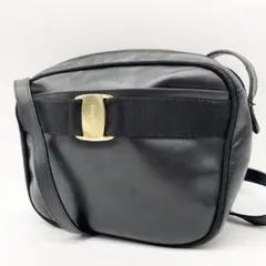 フェラガモ　ヴァラリボン　ショルダーバッグ　ガンチーニ　レザー　ブラック