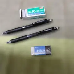 シャーペン(ユニ)　2本、消しゴム　1個、ホッチキス針　1個