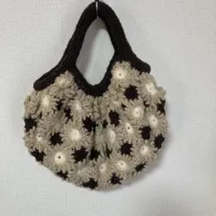 ベージュと黒の花型模様グラニーバッグ　ハンドメイド　ニット