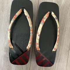 伝統的な黒赤ストライプ下駄