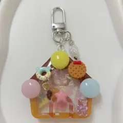 レジン お菓子の家シェイカーキーホルダー