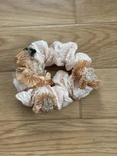 フリル ビーズ付き ヘアシュシュ