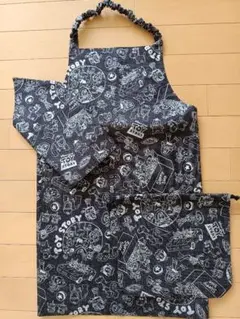 ☆140前後エプロン3点セット おもちゃ柄ポケット付