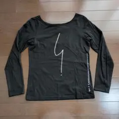 アニエスベー ブラック 長袖 Tシャツ 特徴的なデザイン T2