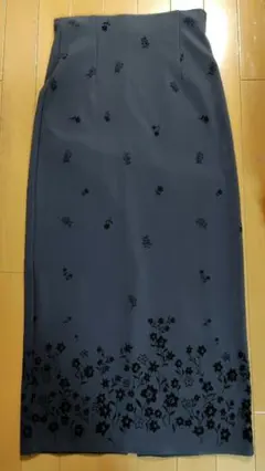 刺繍入りダークグレーロングスカート