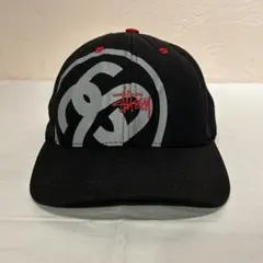 Stussy キャップ ロゴ ブラック スナップバック 黒 赤 刺繍 ストリート